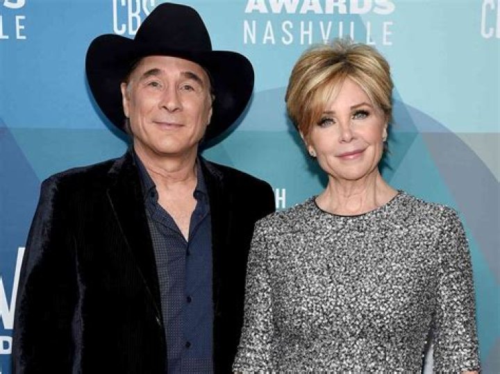 Lisa Hartman Black Bio, Wiki, Age, Height, Parents, Husband, Plastic Surgery, Movies, and Net Worth.